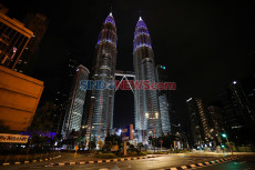 Menara Petronas Nyalakan...