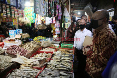 Menkop UKM Tinjau Pasar...