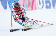 Aksi Atlet Ski di Alpine...