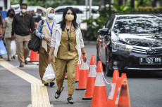 PNS DKI Kembali Masuk...
