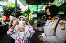 Polisi Grebek Pasar...