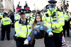 Polisi Bubarkan Demo...