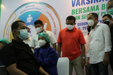 Vaksinasi Covid-19 untuk...