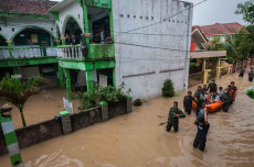 Banjir Setinggi 2 Meter...