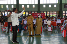 Presiden Jokowi Tinjau...