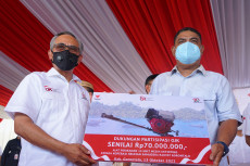 OJK Salurkan Bantuan...