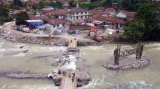 Jembatan Darurat Putus...