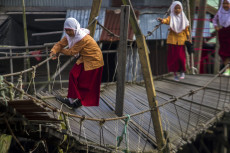 Demi Sekolah, Pelajar...