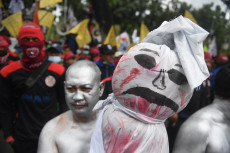 Bawa Boneka Pocong,...