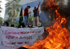 Mahasiswa Gelar Aksi...