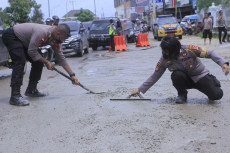Polisi Ini Rela Menambal...