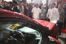 Presiden Jokowi Melihat...