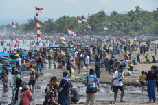 Pengunjung Padati Pantai...