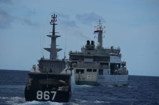 Kerahkan Empat KRI Terbaik...