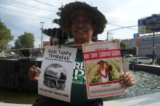 Warga Jember Tolak Hari...