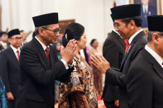 Presiden Jokowi Lantik...