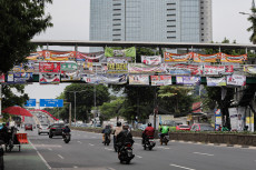 Bikin Sumpek, Spanduk...