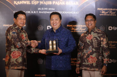 Adaro Raih Penghargaan...