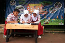Distribusi 5.000 Bangku...