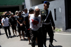 Penggerebekan Kampung...