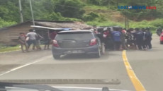 Korban Gempa Berebut...