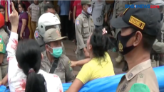 Ricuh Penertiban Pedagang...