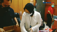 Pakai Kemoceng, Risma...
