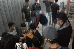 Gadis Cantik Tiba-tiba Jatuh Pingsan di Emperan Toko Gegerkan Warga Wajo