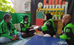 Cara Ojol Bantu Pekerja Harian Lain di Tengah Pandemi Covid-19