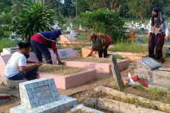 Corona Merebak, Peziarah Cuci Tangan dan Jaga Jarak di Pemakaman