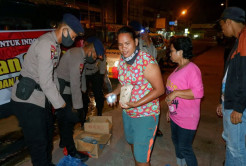 Brimob Polda Sumut Berbagi Makan Malam Gratis