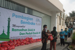 Al Azhar Memorial Garden Bagikan Sembako ke Warga Terdampak Covid-19