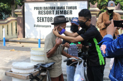 Komunitas Arek Kencong di Jember Bagikan Masker dan Multivitamin