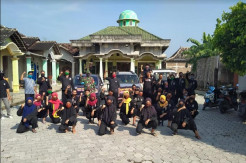 Puluhan Pendekar PSHT Rayon Krikilan Masaran Salurkan Ribuan Masker