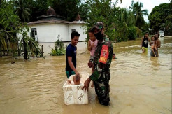 Kisah Babinsa yang Sigap Mengevakuasi Balita saat Banjir di Penajam Paser Utara