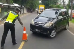 Polisi Hadang Pemudik di Perbatasan Jatim-Jateng