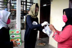 TP PKK Kabupaten Dairi Bagikan Nasi Kotak dan Takjil