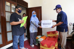 Pupuk Indonesia Bagikan Ratusan Paket Sembako ke Masyarakat Terdampak Covid-19