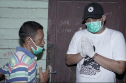 Lihat Warga Makan Hanya Pakai Penyedap, Mantu Presiden Salurkan Bantuannya