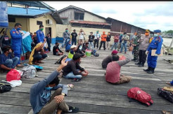 Pakai Kaos Gambar Palu Arit, TKI Ilegal dari Malaysia Diperiksa Petugas