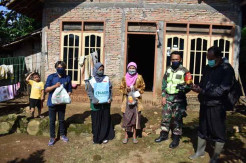 Ponpes Kasepuhan Bagikan Paket Sembako ke Lansia