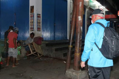 Cek Aktivitas Warga di Malam Hari, Kapolda Papua Patroli dengan Berjalan Kaki