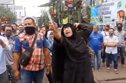 Langgar PSBB, Emak-emak di Cirebon Mengamuk Tokonya Ditutup Satpol PP