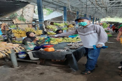 Dinas Perdagangan OKI Bagikan Masker untuk Pedagang Pasar