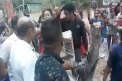 Protes, Emak-emak Bertelanjang Dada Hadang Gubernur NTT