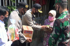 TNI-Polri Bahu-membahu Salurkan Sembako di Pinggiran Kota Malang