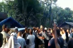 Tak Terima Bantuan, Ratusan Warga Kepung Kepala Desa dan Rusak Kantornya