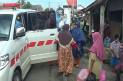Gunakan APD, Polisi Evakuasi Satu Keluarga Positif COVID-19