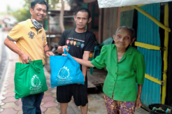 Bamukoi Bagikan Paket Sembako untuk Warga OI di Palembang