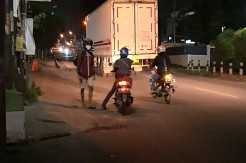 Pemudik Naik Motor Nekat Melintas Jalur Selatan Padalarang Malam Hari